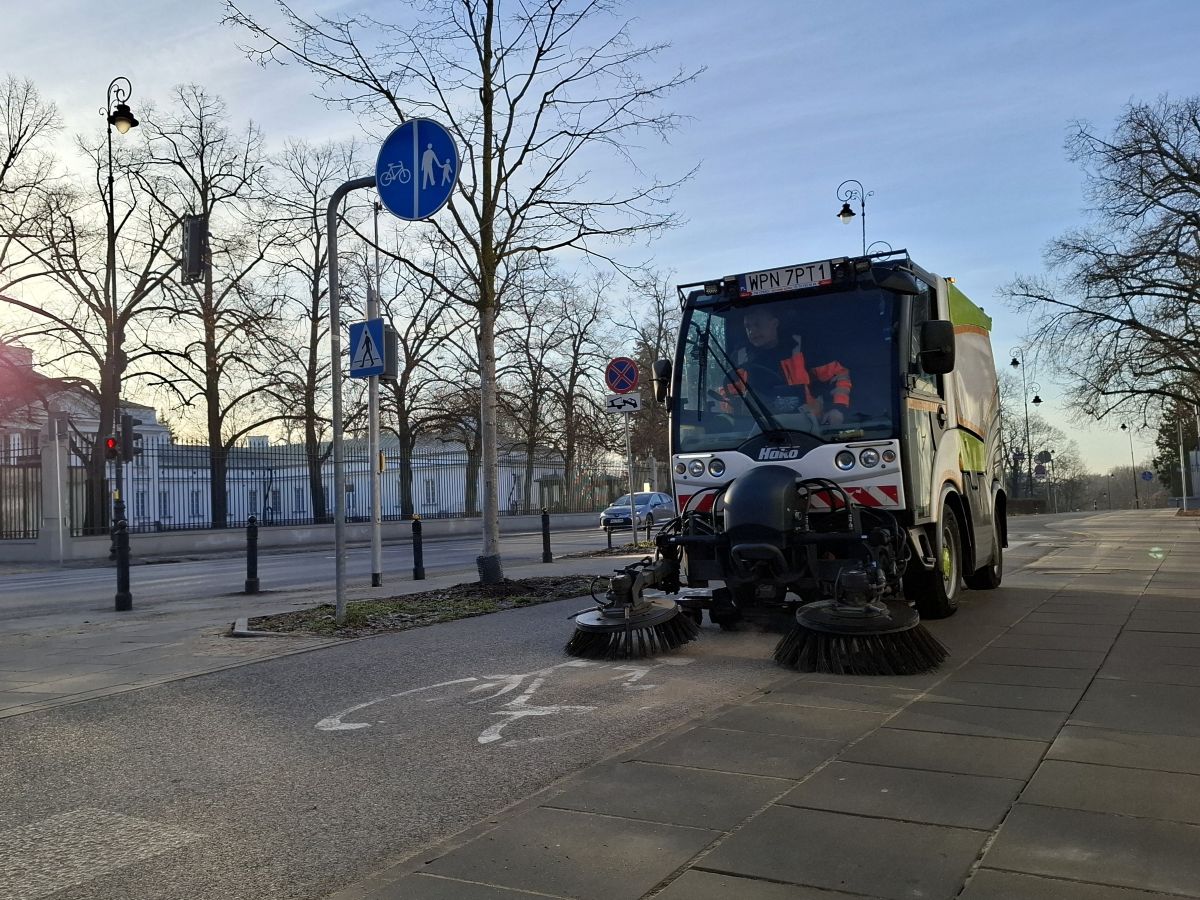 Mała zamiatarka czyści drogę dla rowerów