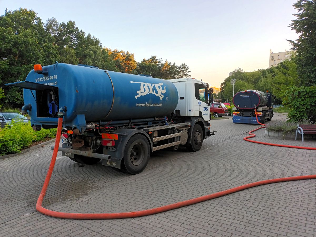 Polewaczki pobierają wodę z basenu