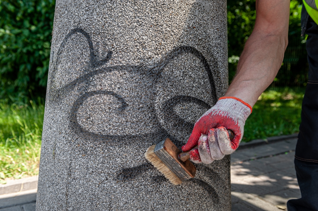 Czyszczenie betonowego kosza z pseudograffiti
