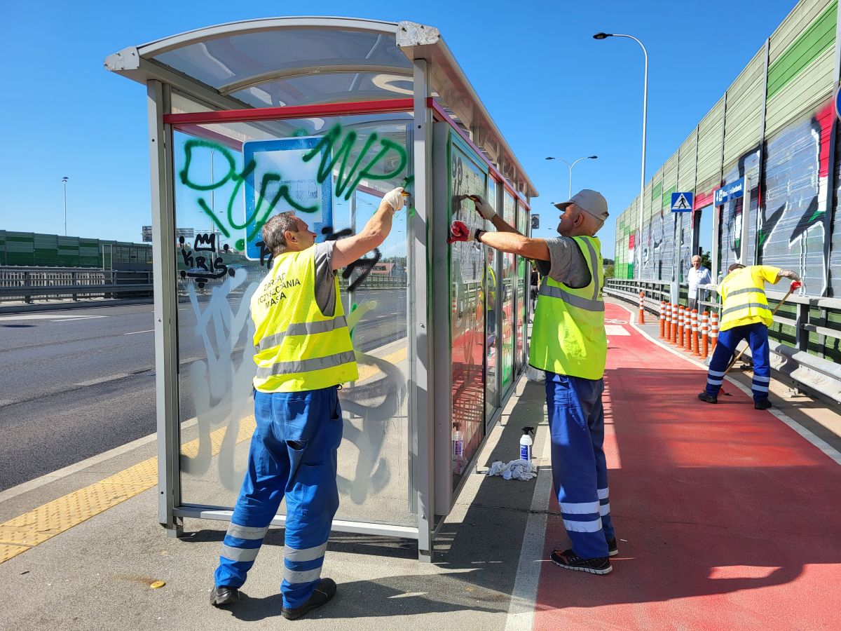 Ekipa porządkowa czyści z pseudograffiti wiatę przystankową