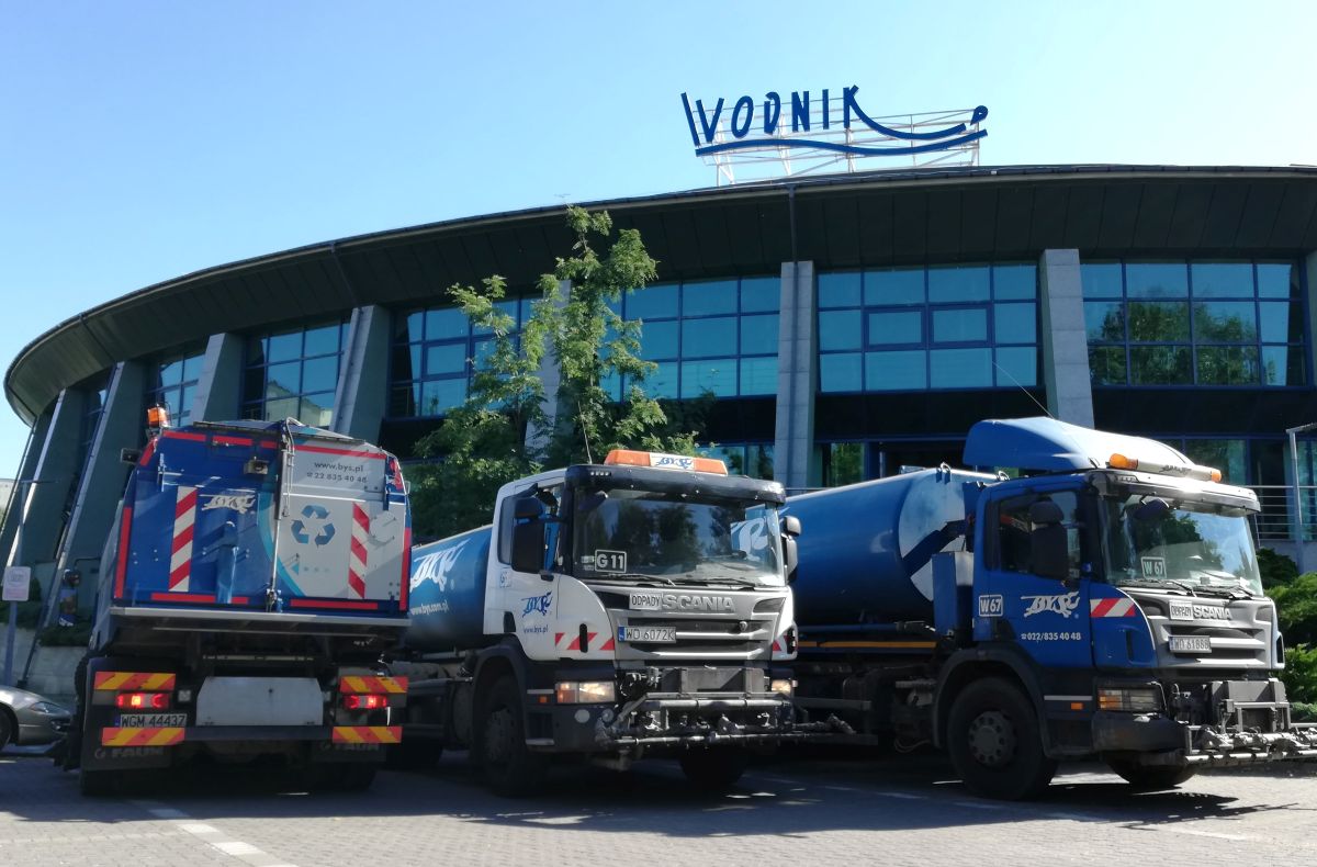 Zamiatarki i zmywarki stoja przed budynkiem basenu "Wodnik"