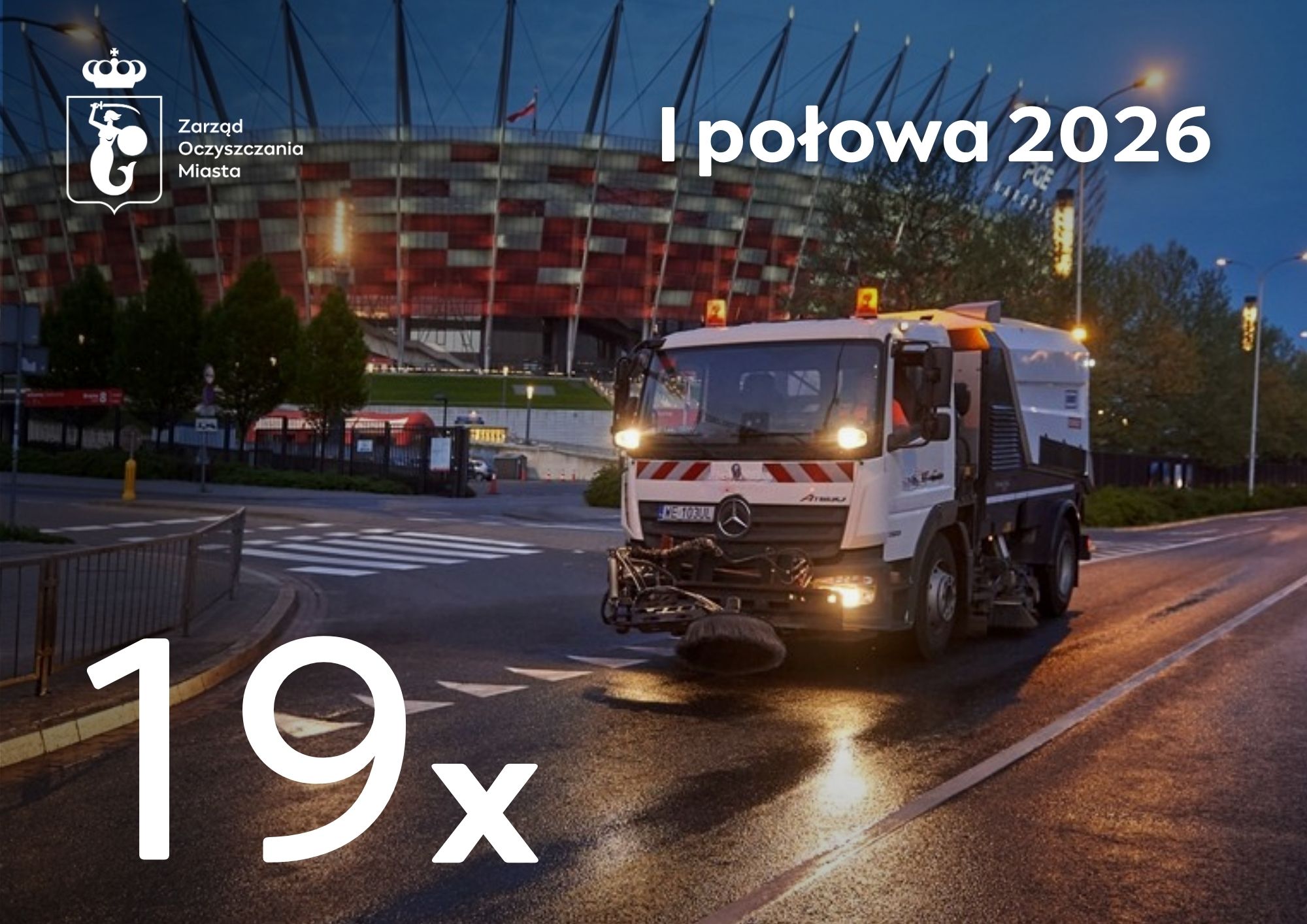 Zamiatarka jedzie po ulicy, w tle Stadion Narodowy. Jest wieczór. W górny lewym rogu logotyp Zarządu Oczyszczania Miasta, w górnym prawym rogu napis "I połowa 2026", w lewym dolnym rogu duża liczba 19x