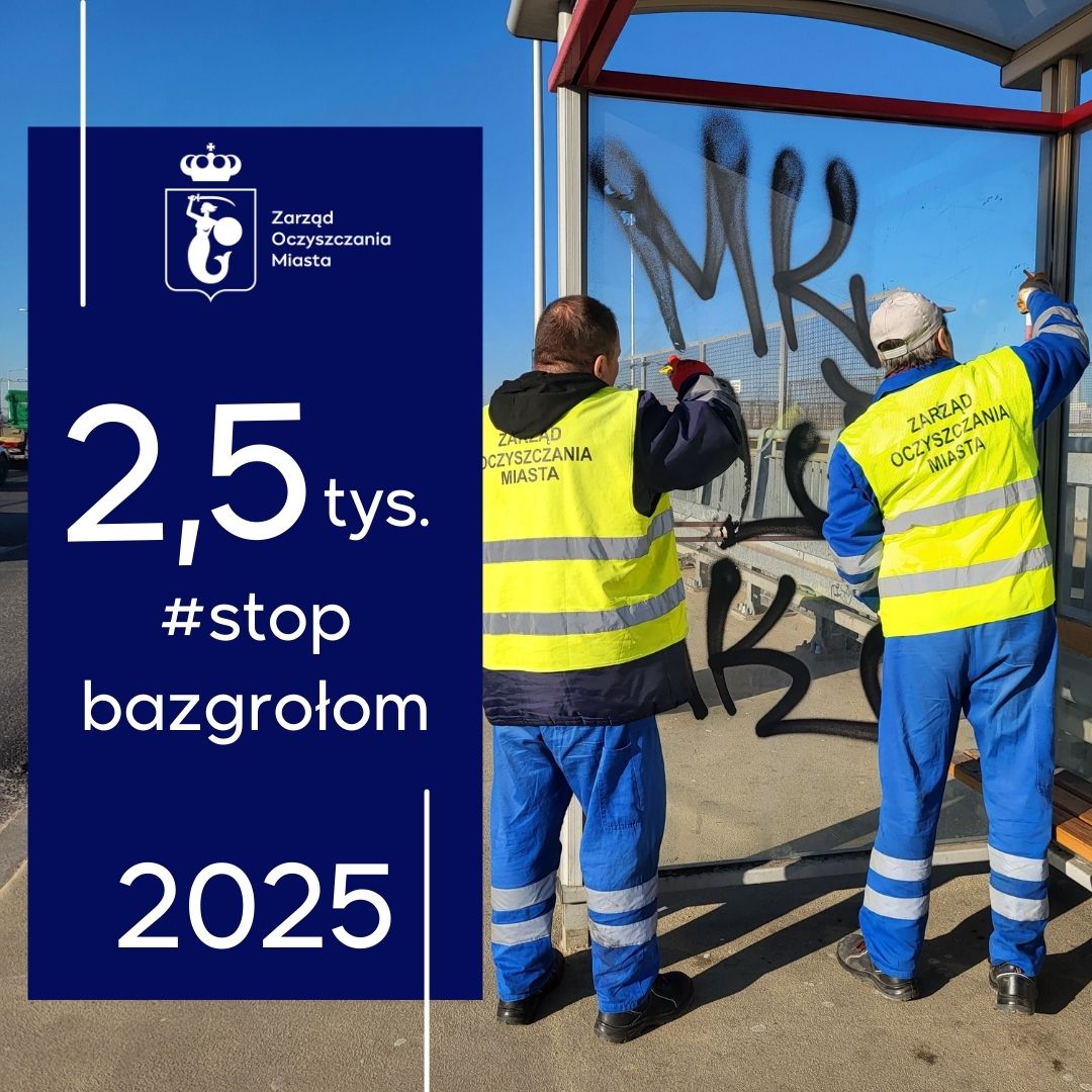 Pracownicy Zarząu Oczyszczania Miasta w odblaskowych kamizelkach czyszczą wiatę pzystankową z pseudograffiti.. Z lewej strony na granatowym tle biały logotyp Zarządu Oczyszczania Miasta oraz napisy: 2,5 tys. #stopbazgrołom, 2025.