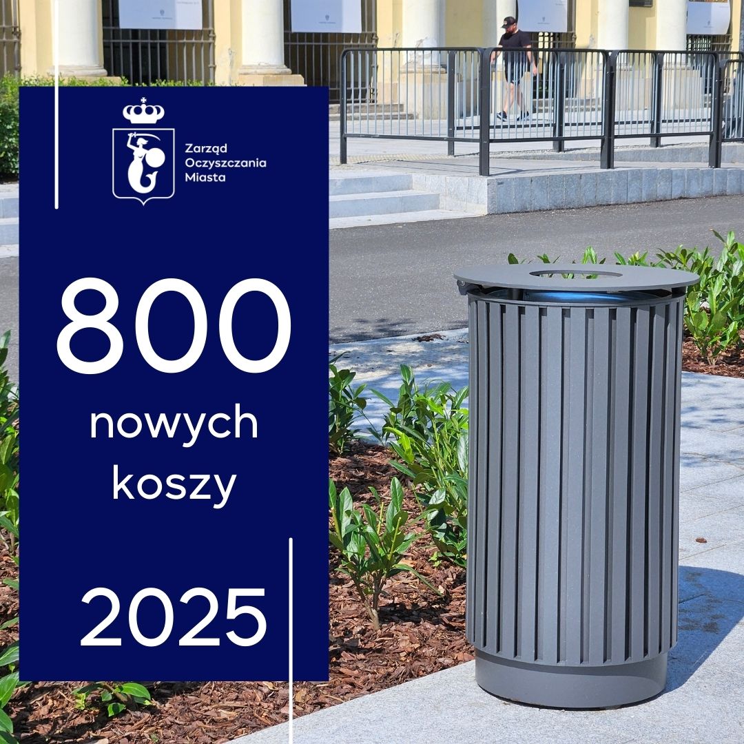 Na chodniku stoi metalowy, zadaszony uliczny kosz na śmieci. Z lewej strony na granatowym tle biały logotyp Zarządu Oczyszczania Miasta oraz napisy: 800 nowych koszy, 2025.