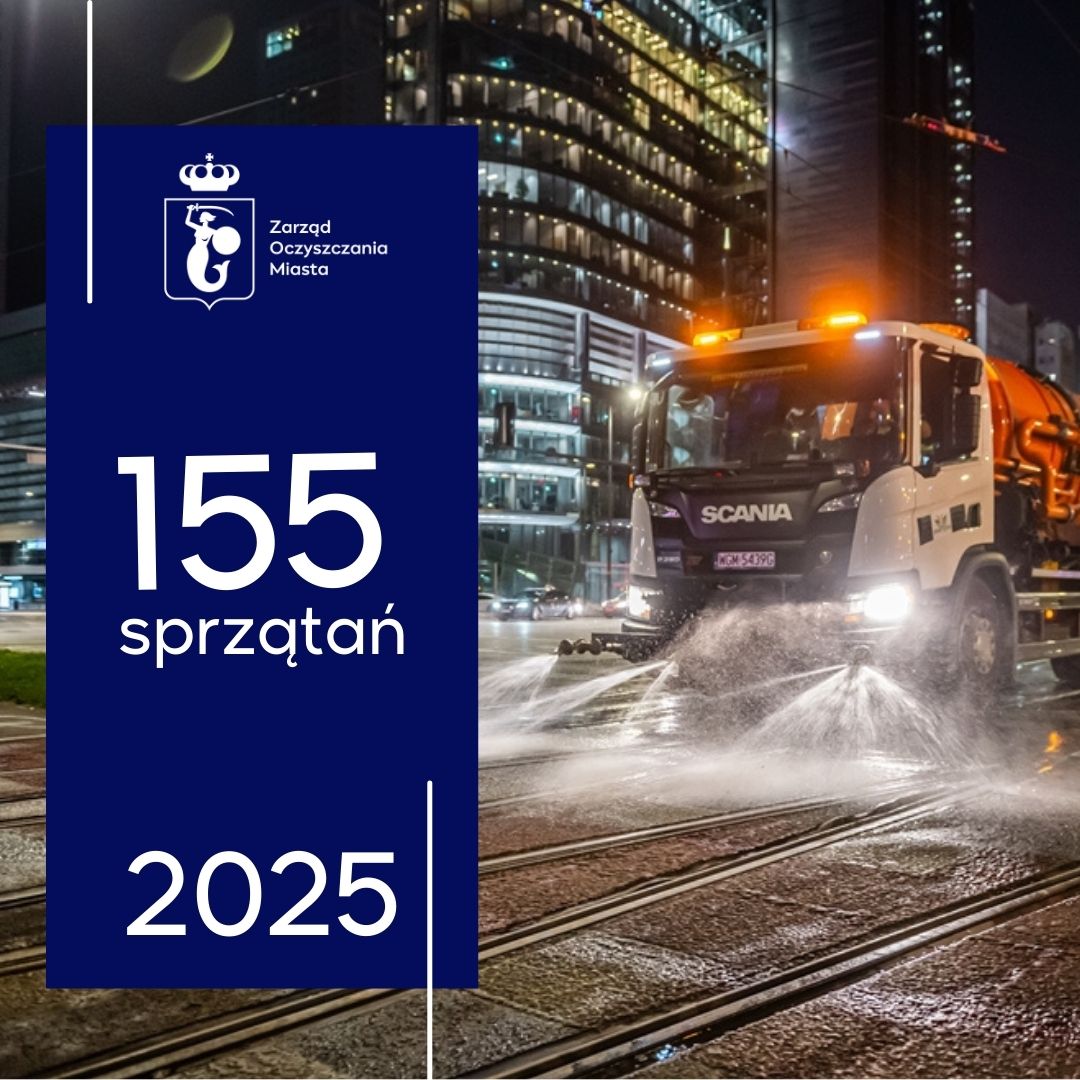Zdjęcie zmwarki, która myje torowisko tramwajowe w nocy, na drugim planie wieżowce. Po lewej stronie na środku napis 155 sprzątań, powyżej napisu logotyp Zarządu Oczyszczania Miasta, poniżej napis 2025