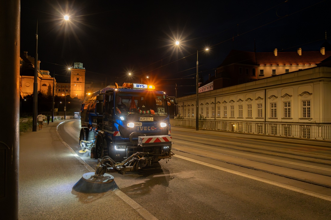 Noc, zamiatarka sprząta ulicę