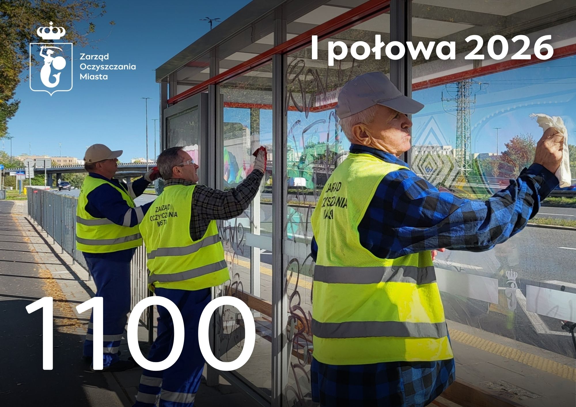 Trzech mężczyzn w odblaskowych kamizelkach czyści szmatkami wiatę atuobusową z pseudograffiti. Na górze w lewym rogu logotyp ZOM, w prawym liczba 2026. Na dole duża liczba 1100