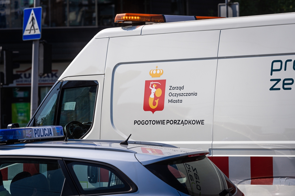 Samochód z oznakowaniem - herb Warszawy i napis Zarząd Oczyszczania Miasta Pogotowie Porządkowe 