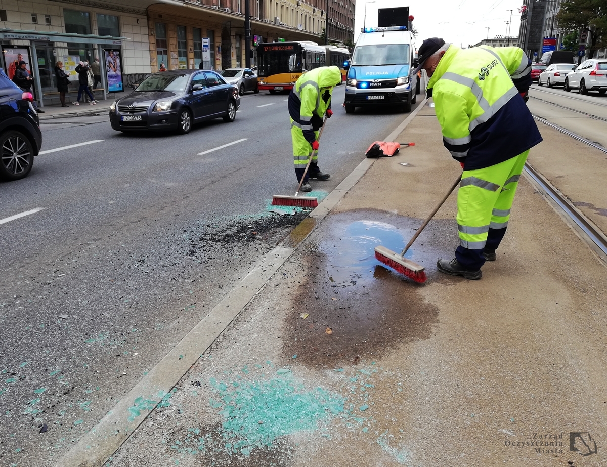 Pracownicy Pogotowia Porządkowego ZOM sprzątają z ulic pozostałości po wypadku - rozbite szkło i fragmenty karoserii