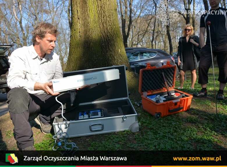 Ekspert pokazuje specjalistyczne sprzęt do badań drzew