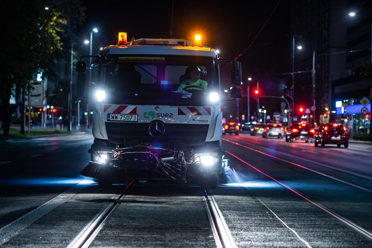 Zamiatarka sprząta torowisko tramwajowe nocą