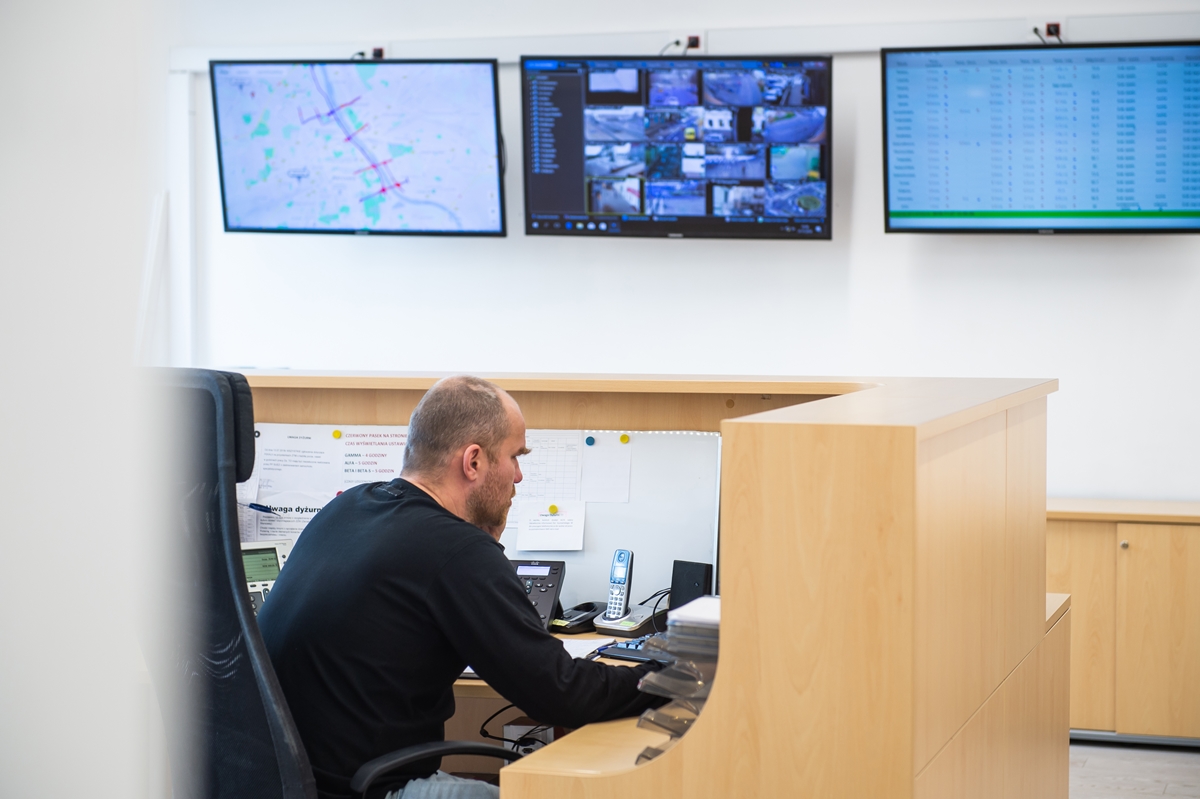 Centrum Dowodzenia Zarządu Oczyszczania Miasta – monitory z danymi i mapami, pracownik odbiera telefon