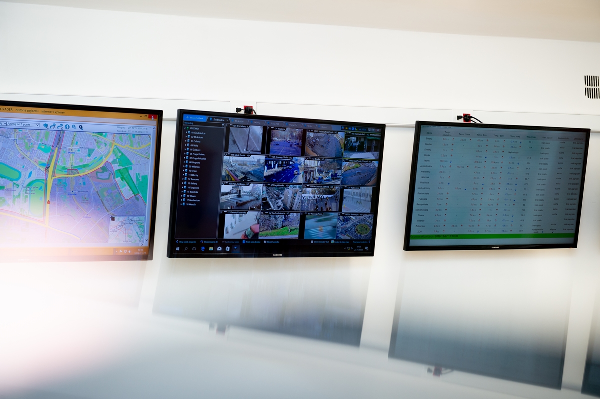 Monitory w Centrum Dowodzenia ZOM – wyświetlają mapy, obrazy ulic i dane pogodowe