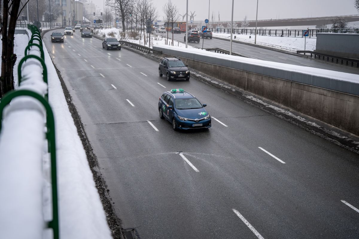 Wjazd do tunelu Wisłostrady, z dyszy na jezdni tryskają strumienie płynu, jadą samochody