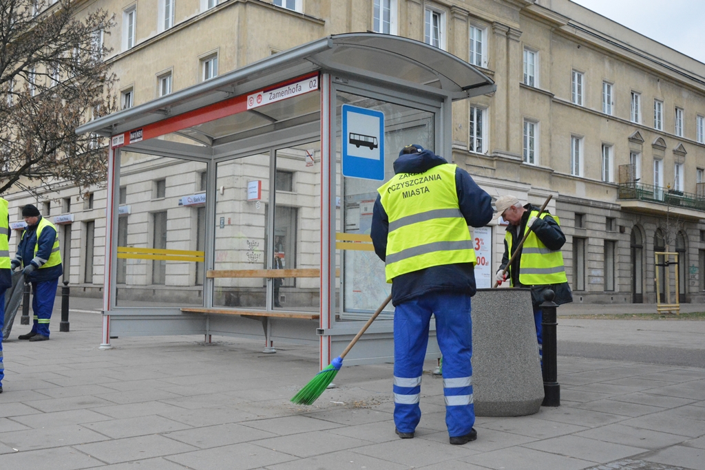Ekipa porządkowa zamiata przystanek autobusowy