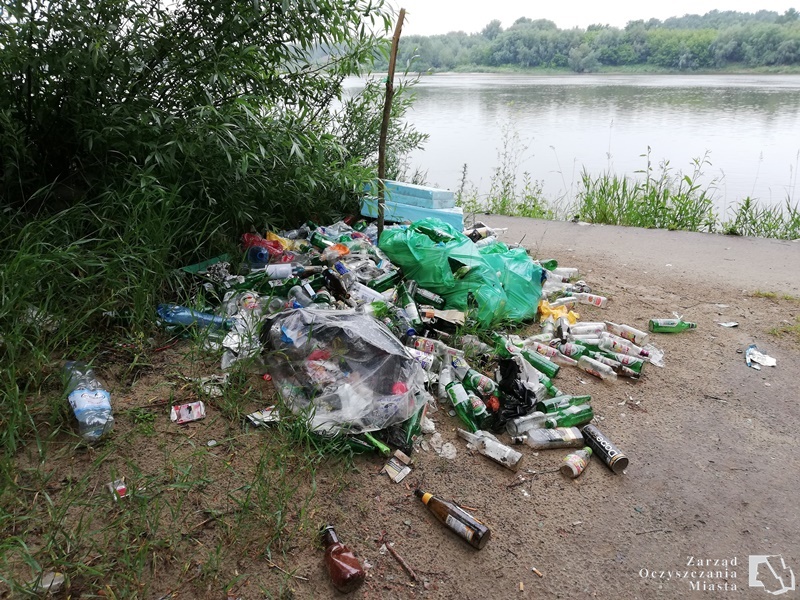 Butelki, opakowania po papierosach, plastikowe torebki podrzucone nad Wisłą