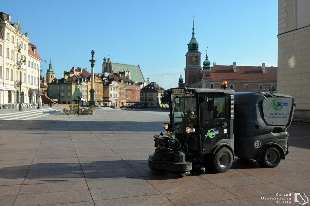 Szorowarka sprząta chodnik przy ul. Krakowskie Przedmieście  