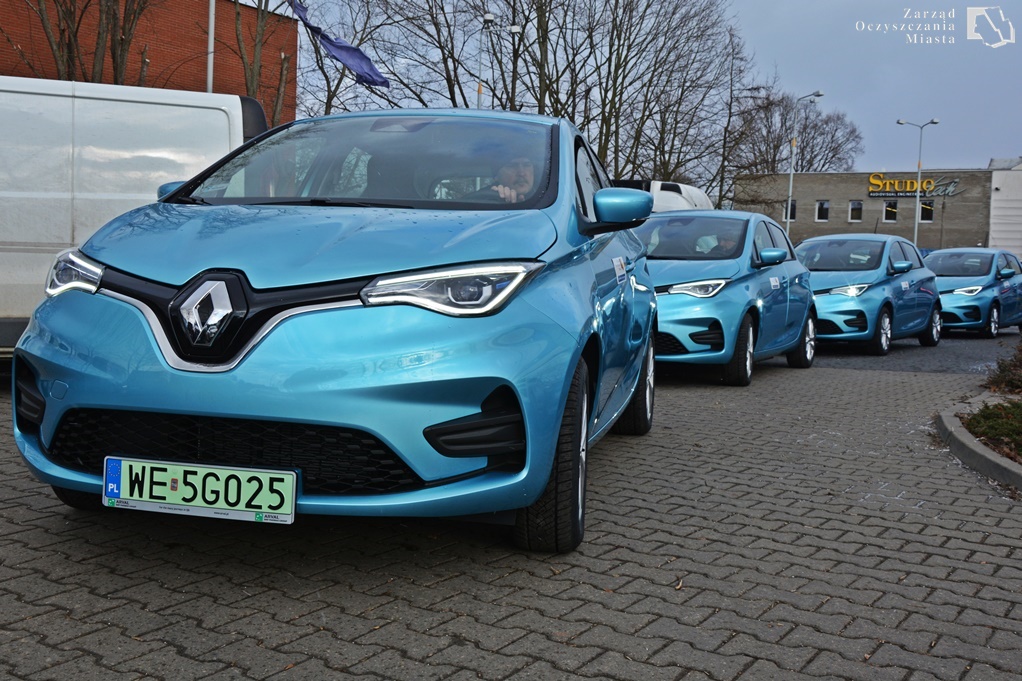 4 auta elektryczne marki Renault ZOE E-Tech ustawione po łuku.