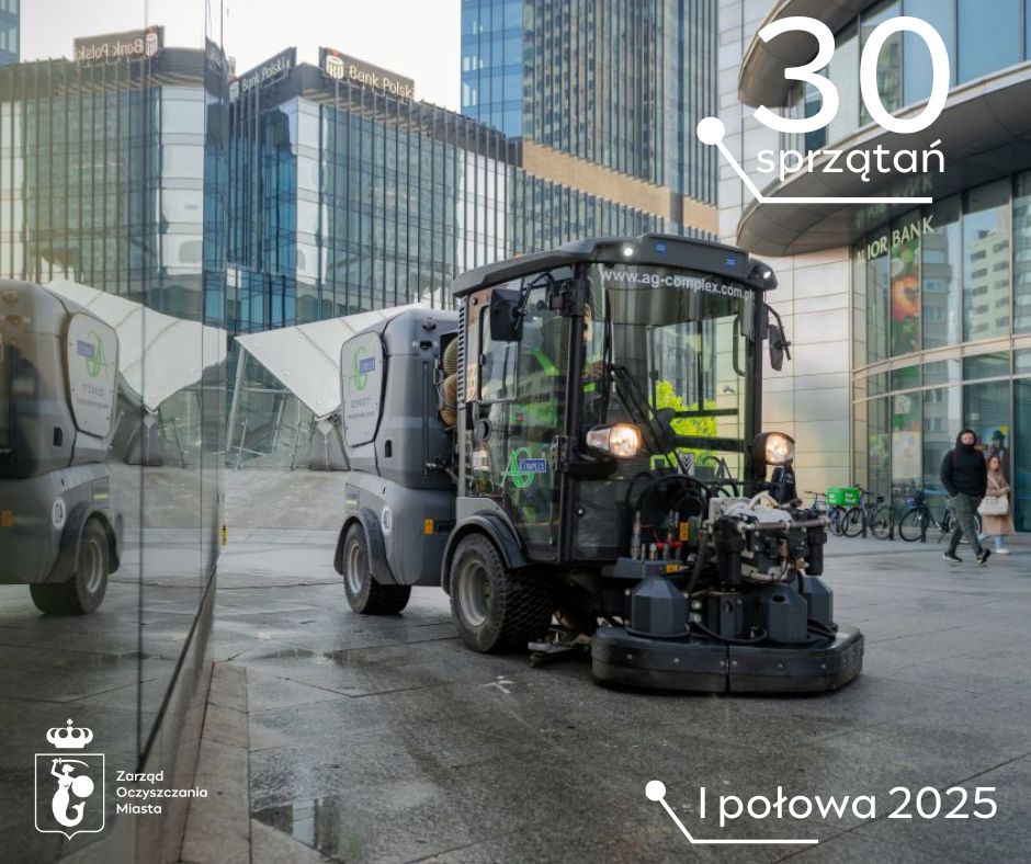 Szorowarka czyści chodnik, w tle szklane wieżowce, para pieszych, zaparkowane rowery. Napisy: Zarząd Oczyszczania Miasta I połowa 2025 30 sprzątań
