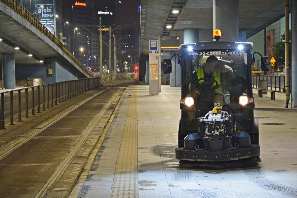 Szorowarka czyści przystanek tramwajowy