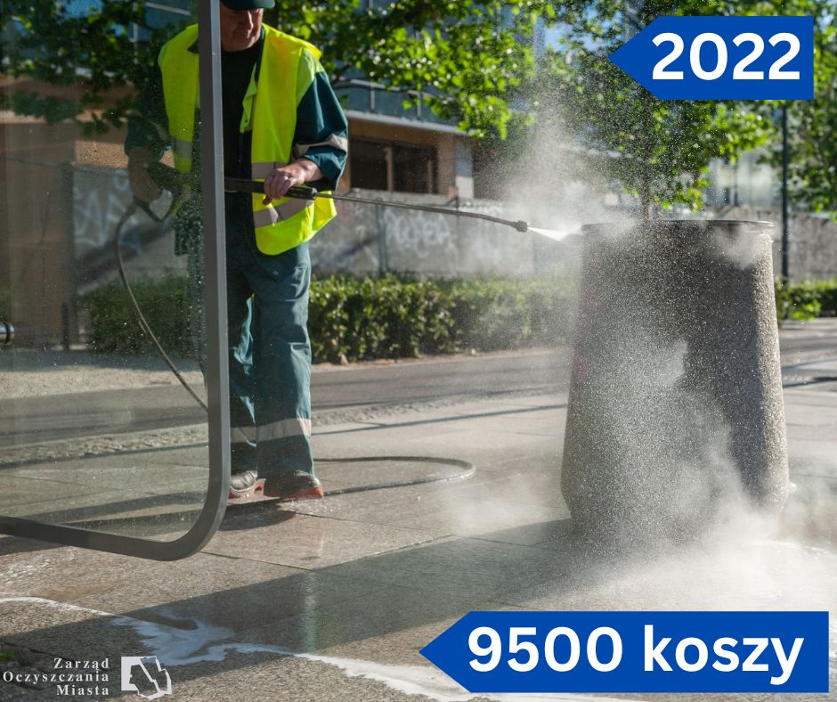 Pracownik firmy porządkowej myje wodą pod ciśnieniem betonowy kosz. Dane: 2022, 9500 koszy