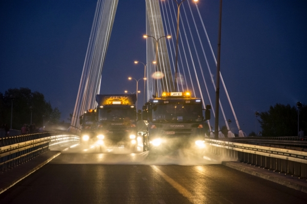 Polewaczki jadą przez most Świętokrzyski