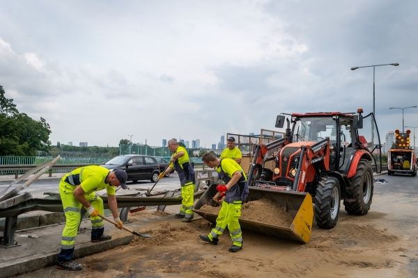 Pracownicy Pogotowia Porządkowego ZOM sprzątają piasek z jezdni