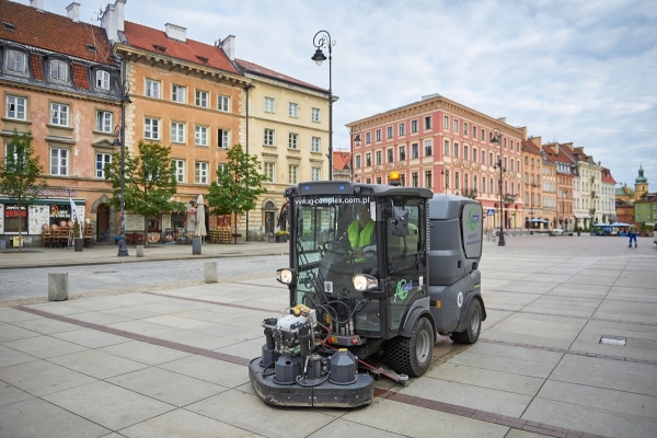 Szorowarka czyści chodniki Krakowskiego Przedmieścia